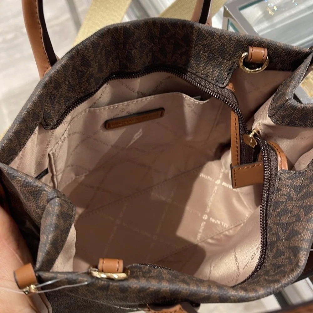 Michael Kors Mirella Small Signature Logo Crossbody Bag
Brown
NWT - Picture 12 of 16